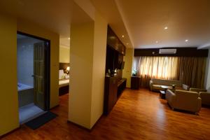 仰光银绿色酒店的客厅配有沙发和电视。
