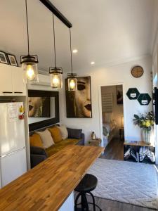 2 Bedroom Tiny Home Retreat with Hot Tub!