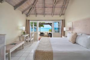 Five Islands VillageHawksbill Resort Antigua - All Inclusive的一间卧室配有一张床,享有海景