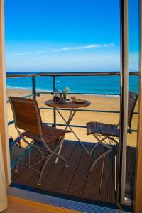 斯卡伯勒金沙酒店的海滩上带桌椅的阳台