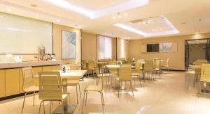 南宁City Comfort Inn Nanning Dashatian Metro Station的教室里配有桌椅