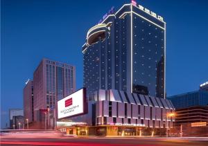 沈阳Echarm Hotel Shenyang Zhongjie North Station Metro Station的前面有标志的大建筑