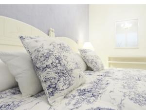 潘普洛纳梅特膳食公寓酒店的一张带蓝色和白色床单及枕头的床