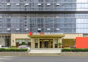 泉州Premier City Comfort Hotel Quanzhou Wanda Plaza的前面有标志的建筑