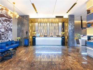 苏州Echarm Hotel Suzhou Shengze Oriental Extile City的大楼内带前台大堂