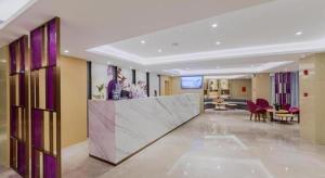 深圳Lavande Hotel Shenzhen Bay Houhai Avenue的大堂设有酒吧和用餐室