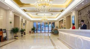 南宁Vienna Hotel Nanning People's Square Minzhu Road的带有吊灯的酒店大堂