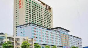 南宁Vienna Hotel Nanning People's Square Minzhu Road的一座高大的建筑,有很多窗户