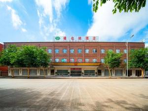 南宁Vienna Hotel Nanning Airport的一座大型砖砌建筑,上面有标志