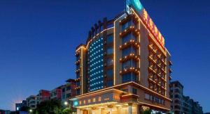 NaguiVienna Hotel Guangxi Fusui的一座大建筑的侧面有标志