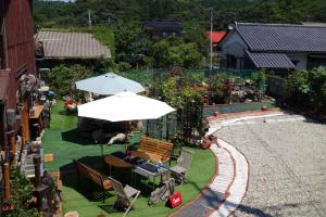 佐渡市Natural Mind Tour guest house - Vacation STAY 22268v的花园顶部美景,配有遮阳伞