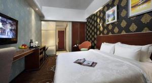 ShenzhenShenzhen Hanyong Hotel Fuyong Branch的酒店客房,配有床和电视