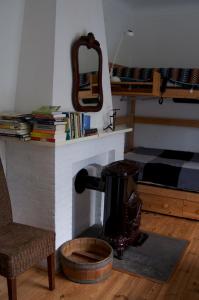 PoppelB&B Maarle的客房设有带镜子和椅子的壁炉。