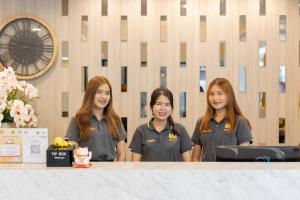 Ban KohongSUBANAN Residence Hatyai - ทรัพย์อนันต์ เรสซิเด้นซ์ หาดใหญ่的站在柜台后面的三个女孩