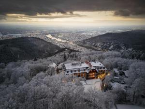 海德堡Berggasthof Königstuhl的雪中山顶上的建筑