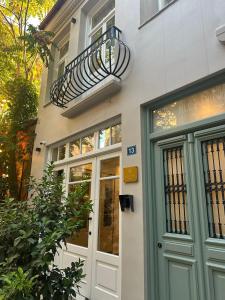 雅典Belle Athenes - Luxury Rooms at Monastiraki Railway Station的白色的建筑,设有门和阳台