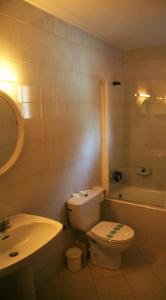 奥尔迪诺加斯帕酒店的浴室配有白色卫生间和盥洗盆。