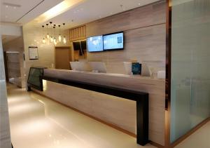 重庆City Comfort Inn Chongqing Jiangbei International Airport的大堂设有前台,切开口