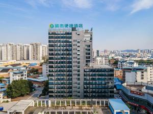 南宁City Comfort Inn Nanning Puluowangsi的一座高大的建筑,上面有标志