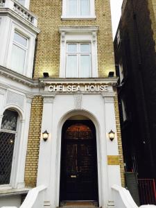 伦敦切尔西别墅住宿加早餐酒店的一座建筑,上面有读到别致房子的标志