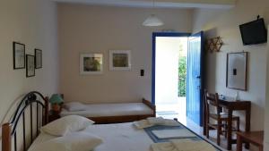 利吉亚Fraxa的一间卧室设有两张床,并设有一个通往庭院的门。
