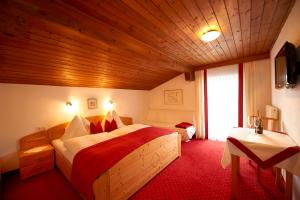 瓦格赖恩Appartementhaus Gratz的一间卧室配有一张大床,铺有红地毯