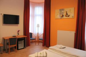 杜塞尔多夫威登霍夫酒店的配有一张床、一张书桌和一扇窗户的酒店客房