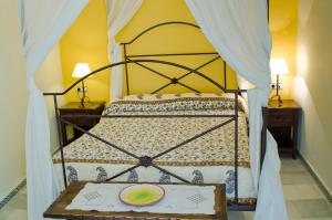 罗塔西斯托旅馆的一间卧室,配有一张带盘子的床