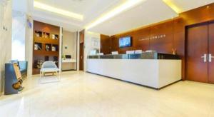 贵阳City Comfort Inn Guiyang Yan'an Middle Road Fountain Metro Station的大厅,在房间内配有柜台和椅子