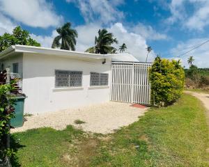 HofoaPrivate Double Room - Tonga Coral Cottage的院子内有门的白色房子