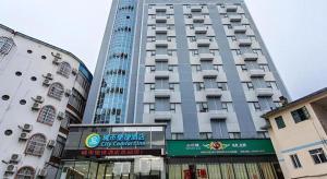 北海City Comfort Inn Beihai Hepu Bus Terminal的城市中心高楼