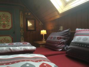 奥泊维森塔尔Die Adlerhütte的客房配有两张带枕头和灯的床。