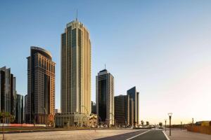 多哈Wyndham Grand Doha West Bay Beach的城市天际线,高耸的摩天大楼