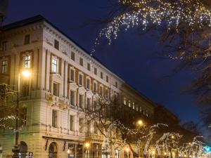 布达佩斯布达佩斯时光酒店的前面有圣诞灯的建筑