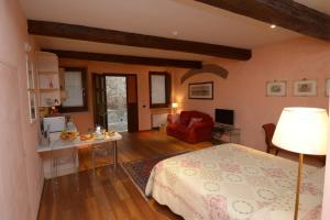 曼托瓦拉塞瓦塔酒店的一间卧室设有一张床和一间客厅。