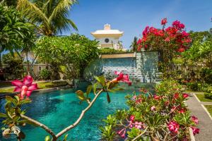 甘地达萨卡迪达莎罗摩辛塔酒店的鲜花屋前的游泳池