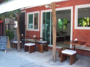 女人岛小岛元素公寓的餐厅外的一组桌子和长椅