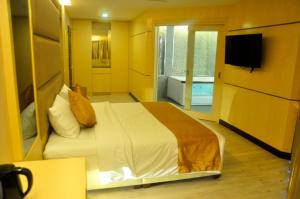 新山吉欧贝酒店的一间带大床的卧室和一间浴室