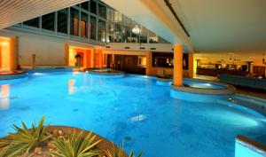 库雷萨雷格兰德玫瑰SPA酒店的大型建筑中的大型游泳池