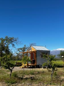 Los ÁrbolesNamakai.tinyhouse, minimalism in a magic place的田野拖车上的一个小房子