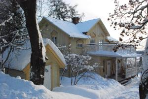 恩舍尔兹维克Gottfridsgården的房屋被雪覆盖,设有阳台