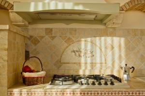 阿西西Villa Degli Ulivi的厨房配有炉灶和一篮水果