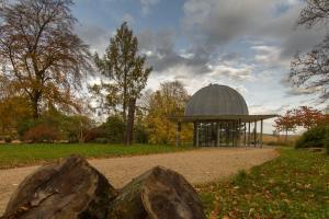 腓特烈罗达Pension Zum-Ratsherrn的一个带圆顶的凉亭,位于一个岩石公园内