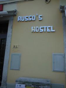 塞图巴尔Russo's Hostel的建筑的侧面有标志