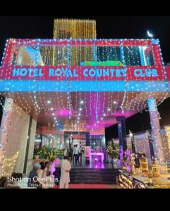 瓦拉纳西Hotel Royal Country Club的享有酒店皇家乡村俱乐部的夜景,配有灯光