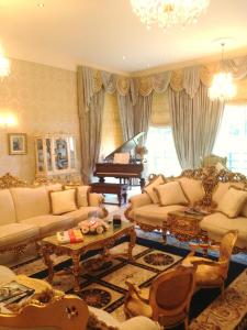 本拉提Rossmanagher House的客厅配有家具和钢琴
