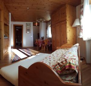 科尔福索Supermountainski Colfosco的一间卧室设有一张床和一间用餐室