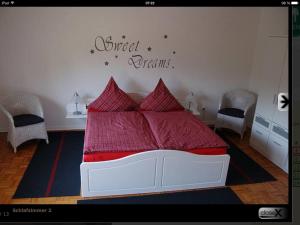 巴德茨维什安Dat Ferienhus的一间卧室配有一张红色棉被的床