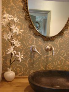 ZuidhornLandgoedlogies Pábema的浴室设有黑色水槽和镜子