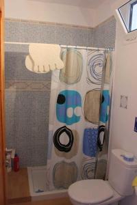 阿索马达布卢姆小屋公寓的浴室配有带卫生间的淋浴帘